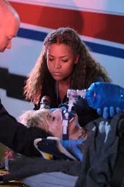 Rettungssanitäter (Andrew Coghlan), Dr. Claire Browne (Antonia Thomas, hinten)