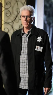 D.B. Russell (Ted Danson) will die Hoffnung, den Jungen lebend zu finden, noch nicht aufgeben.