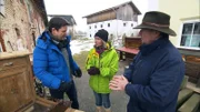 Trödelexperte Marco Heuberg (li.) mit Beate und einem Kaufinteressenten