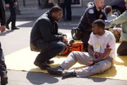 Kevin Atwater (Laroyce Hawkins, l.), verletzter Mann (unbekannter Darsteller)  +++