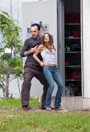 Aus Rache an seinem vereitelten Attentat nimmt der irische Terrorist Thomas O'Neill (Paul Blackthorne) Fiona (Gabrielle Anwar) gefangen. Sie soll nach Irland verschleppt und dort an den Höchstbietenden verkauft werden.
