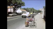 Golda und Lulu beim Trampen nach Portugal.