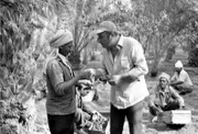 Ein Trupp Rebellen ergreift die Macht in der gottverlassenen Gegend Afrikas und klaut die Trucks von Franz Meersdonk (Manfred Krug) und Günther Willers (Rüdiger Kirschstein).