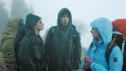 Auch schlechtes Wetter gehört zum Wandern dazu. Zoë (Violet Braeckman), Asim (Saďd Boumazoughe) und Ylena (Laurian Callebaut) lassen sich davon jedoch nicht beeindrucken.