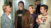 Bei Tim (Oliver Reinhard, 2.v.l.) hat es gebrannt, daher wohnt er jetzt vorübergehend bei Nikola (Mariele Millowitsch, l.), Stephanie (Friederike Grasshoff) und Peter (Eric Benz).