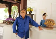 ARD DAS TRAUMHOTEL - CHIANG MAI, Deutschland/Österreich, Regie Otto W. Retzer, Markus Winter (Christian Kohlund) hat in seinen Hotels stets das Wohl seiner Gäste im Blick.