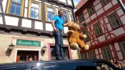 Mauro zeigt sein großes Verkaufstalent auf dem Flohmarkt.