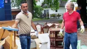 Trödelexperte Mauro Corradino (li.) und Albrecht sortieren den Trödel.