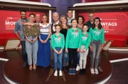 Hinten v. li.: Giovanni Zarrella, Jeannine Michaelsen, Bodo Bach, Ruth Moschner, Guido Cantz, Irmi Hannegrefs, Johannes Reuschen, Doris Juchems-Schmitz, Peter Wind; vorne v. li.: Lea Maria Ludes, Hannah Schmitz, Elina Moll, Susanna Keil.