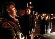 Mulder (David Duchovny, M.) und Scully (Gillian Anderson, r.) bezweifeln, dass Deputy Wetzel (Judson Mills, l.) von einer Gang überfallen worden ist.