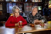 Connie "Meemaw" Tucker (Annie Potts, l.); Coach Dale Ballard (Craig T. Nelson, r.)
