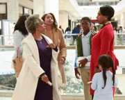Delisha Sloss (Shirley Jordan, vorne, l.), Henry (Christopher Farrar, 3.v.r.), Barbara Howard (Sheryl Lee Ralph, 2.v.r.)