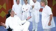 Dr. Schmidt (Walter Sittler, l.) präsentiert stolz seinen 8000,00 DM teuren Stuhl. Nikola (Mariele Millowitsch, r.) ist sicher, dass er bei der zuständigen Verwaltungsangestellten wieder die "Flusen-Nummer" durchgezogen hat. (Stehend v.l.: Roland Jankowsky, Kerstin Thielemann und Alexander Schottky)