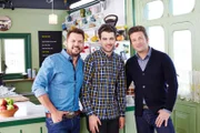 Jamie Oliver und Jimmy Doherty (l.) mit Jack Whitehall (M.)