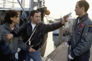 Alex (Matthias Leja, r.) und Maren (Gerit Kling, l.) müssen um ihr eigenes Leben kämpfen, denn ein brutaler Gangster (Rainer Laupichler, M.) hat den SAR-Hubschrauber gekapert.