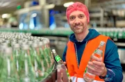 Knapp 150 Mineralbrunnen gibt es in Deutschland und die bieten über 500 verschiedene Mineralwässer im Handel an. Einer dieser Brunnen: Die Stiftsquelle in Dorsten. Daniel Aßmann erfährt mehr über PET- und Glasabfüllung und die Preise, die dahinterstecken.