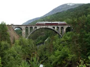 Die Raumabahn, die zwischen 1912 und 1924 gebaut wurde, gehört zu den schönsten Strecken des Landes. Herausragend die Steinbogenbrücke über die Rauma, die Kylling Brücke, die zu den absoluten Bahnsehenswürdigkeiten Norwegens zählt. Allein neun Jahre betrug die Bauzeit.