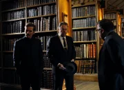 Endeavour (Shaun Evans, l.) und DI Fred Thursday (Roger Allam, r.) ermitteln im Fall eines Mordes in einer Bibliothek.