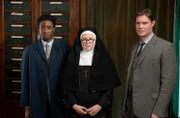 v.l.n.r.: Ds Felix Livingstone (Jerry Iwu), Sister Boniface (Lorna Watson) und  Di Sam Gillespie (Max Brown).