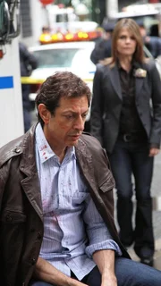 Die Tochter eines ehemaligen RAF-Terroristen hat in einer Bank Geiseln genommen, um ihren Vater aus der Gewalt der Polizei zu bekommen. Die Detectives Eames (Kathryn Erbe) und Nichols (Jeff Goldblum) sollen die Situation entschärfen.