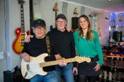 Richy (l.) und Hübi (M.) zeigen Jasmina Neudecker (r.), dass gute Freundschaft auch im hohen Alter noch möglich ist. Ist die Musik das Geheimnis für ihre jahrzehntelange Freundschaft?