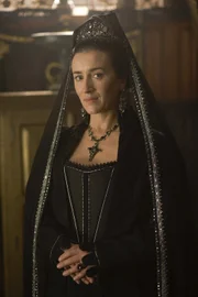 Kurz vor seinem Ableben erscheint dem König der Geist seiner ersten Ehefrau Königin Katharina von Aragon (Maria Doyle Kennedy) ...