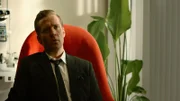 Henrik (Tobias Santelmann) erblindet zunehmend und es gibt keine Behandlungsmöglichkeit. Noch klammert Henrik sich an die Hoffnung, sein Augenlicht mit seinem Geld und den besten Ärzten der Welt retten zu können.