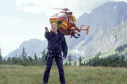 Gerade noch von den dienstfreien Kollegen des Medicopter-Teams gerettet, zieht der kriminelle Rick plötzlich die Pistole und droht, den Hubschrauber abzuschießen, falls nicht getan wird, was er verlangt.