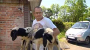 "Kannst Du mal kurz halten?" - Ein Camper hilft bei der Hofarbeit.