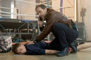 Finn Mohrbach (Tristán López) ist morgens plötzlich verschwunden. Dr. Kai Hoffmann (Julian Weigend, re.) findet ihn bewusstlos in der Boxhalle.