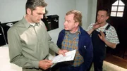 Die Handwerker (Michael Hanemann, M. und Nicholas Bodeux, r.) präsentieren Dr. Schmidt (Walter Sittler, l.) die Rechnung. Er sollte sie lieber annehmen, sonst gibt es ein Donnerwetter.