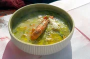 Für diese Fischsuppe wird Sankt-Petersfisch, Schwalbenfisch und Seeteufel blanchiert. Sobald sie gar sind, werden Kartoffeln, Karotten und Sellerie geköchelt. Anschließend werden die Fischfilets entgrätet zur Gemüsebouillon gegeben.