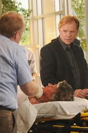 Überrascht erfährt Horatio Caine (David Caruso, r.) von Dr. Tom Loman (Christian Clemenson, l.), dass es sich bei dem Opfer nicht um die Person handelt, die sie vorgegeben hat zu sein.
