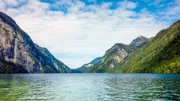 Entlang der Deutschen Alpenstraße ist Bayern so typisch wie in kaum einer anderen Region im Freistaat. Von Schloss Neuschwanstein aus machen sich Anne Willmes und Daniel Aßmann auf zum Königssee (Foto).