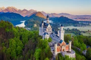 Entlang der Deutschen Alpenstraße ist Bayern so typisch wie in kaum einer anderen Region im Freistaat. Von Schloss Neuschwanstein (Foto) aus machen sich Anne Willmes und Daniel Aßmann auf zum Königssee.