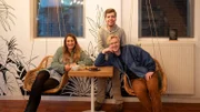 Jasmina Neudecker (l.) trifft Lovis Wiefelschütz (r.) und Alexander Källner (M.). Die beiden sind beste Freunde und sie haben eine gemeinsame Weltreise überstanden. Was ist das Geheimnis ihrer Freundschaft?