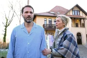 Barbara Frahm (Jana Hora-Goosmann, r.) sorgt sich um Ihren Mann Dr. Dietrich Frahm (Mathias Herrmann, l.).
