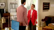 Svenja (Lea Marlen Woitack, r.) hat ganz vergessen, im Hotel den Urlaub für ihre Kurztournee zu beantragen. Wird Julius (Jan Stapelfeldt, l.) ihr die Tage trotzdem frei geben?