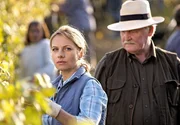 Claudia (Susanne Michel) beobachtet mit Eifersucht die Ankunft von Petra bei Thomas im Weingarten. Großwinzer Gottfreid Schnell (Wolfgang Hübsch).