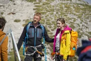 Andreas (Martin Gruber, M.) hat Emma (Pria Soppa, r.) trotz des Unfalls ihrer Mutter zum Ziel gebracht. Das Mädchen wollte unbedingt zu seiner Klettergruppe.