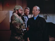 Wan Chu (James Hong, re.) und Chris Tomas (Paul Mantee, mi.) machen Geschäfte miteinander, doch das A-Team hat sie gestoppt. B.A. (Mr. T, li.) läßt die beiden nicht mehr aus den Augen.