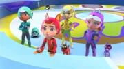 Tim, Matt, Jia und Emma (v.li.n.re.) und ihre Roboter-Tiere versuchen ein verwundetes Gepardenjunge mit seiner Gepardenfamilie zusammenzubringen.