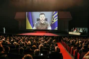 „Wir werden weiterkämpfen“: Wolodymyr Selenskyj spricht bei den 75. Filmfestspielen in Cannes.