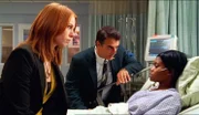 Einige Tage nach dem Mordversuch ist Naomi (Monique Lea, r.) vernehmungsfähig und kann den Detectives Nola Falacci (Alicia Witt) und Mike Logan (Chris Noth) eine Beschreibung der Täter abgeben.