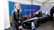 S04E01: Im Privatjet verteilt Davina ihr Erbe, bevor sie ein ultraschnelles Rennauto fahren soll - mit der Warnung, dass sie dabei sterben könnte. Robert warnt sie davor, dass Shania daraus Vorteile ziehen könnte.; S04E01: Im Privatjet verteilt Davina ihr Erbe, bevor sie ein ultraschnelles Rennauto fahren soll – mit der Warnung, dass sie dabei sterben könnte. Robert warnt sie davor, dass Shania daraus Vorteile ziehen könnte.