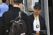 Torres (Wilmer Valderrama, r.) und McGee (Sean Murray, l.) am Tatort: Warum stürzte Agent Erin Hill vom Dach des Hochhauses?