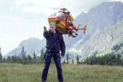 Rick (Sebastian Bezzel) vor dem Medicopter.