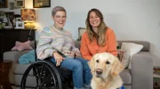 Presenterin Jasmina Neudecker (r.) zu Besuch bei Frieda Krieger (l.) und Assistenzhund Aiden