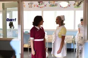 Matron Frances Bolton (Mandy McElhinney, l.); Vivian Maguire (Sophie Bloom, r.)