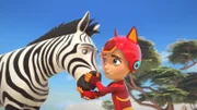Matt hilft einem Zebra, das mit einem Bein in einem Baum feststeckt.
